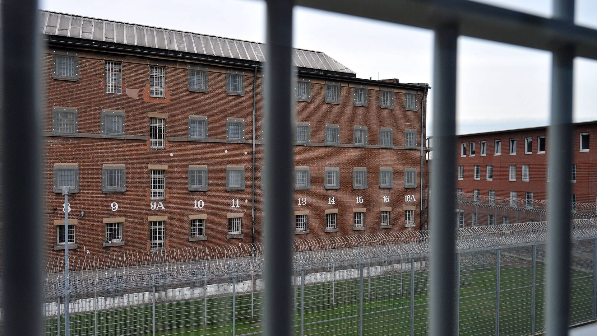 Blick durch ein vergittertes Fenster in der Justizvollzugsanstalt Bremen-Oslebshausen (Symbolfoto): Hier hat es am Dienstag gebrannt.