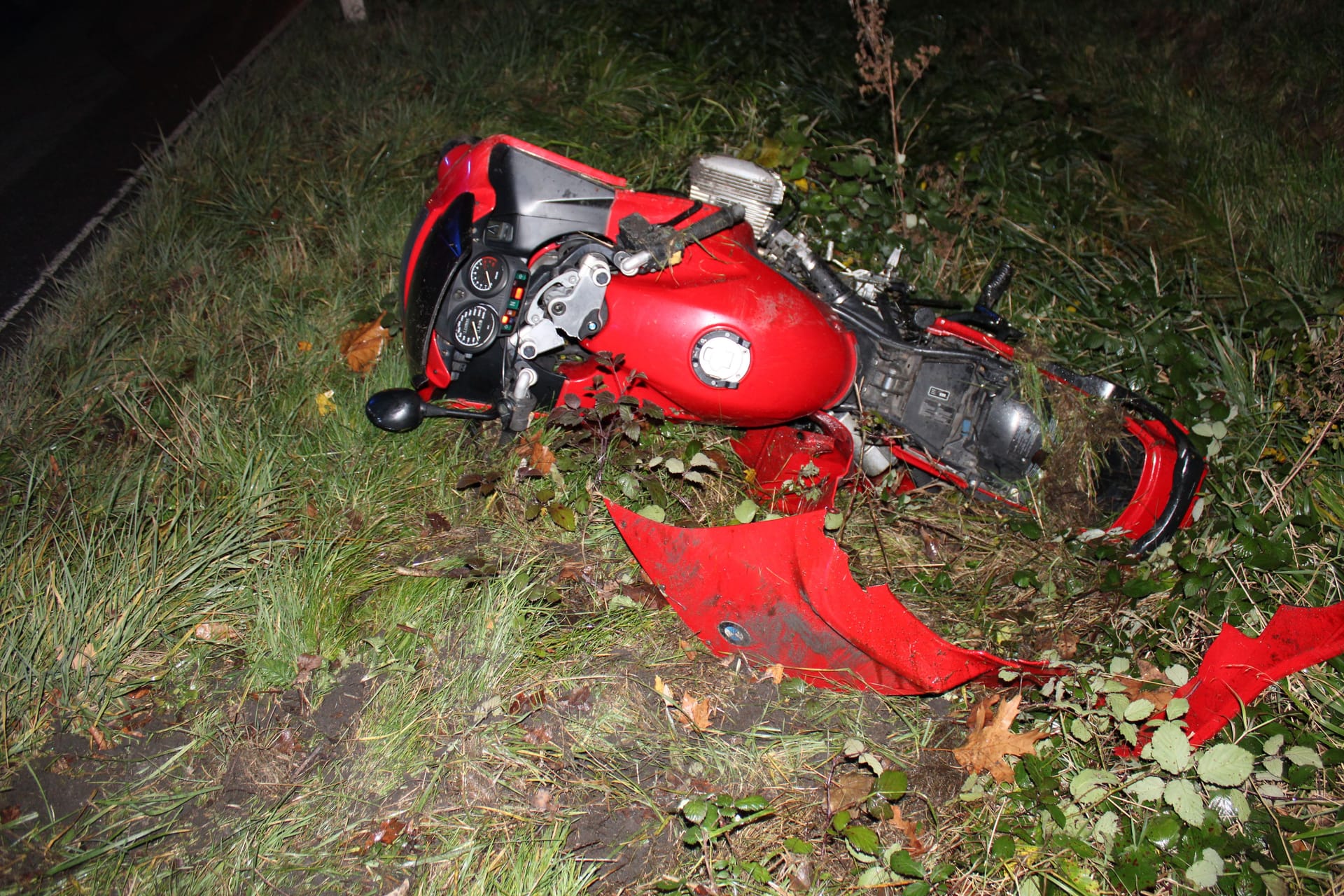 Bei einem Verkehrsunfall in Gelsenkirchen-Rotthausen wurde ein Motorradfahrer schwer verletzt. Das Foto zeigt das beschädigte Fahrzeug, welches vermutlich gestohlen wurde.