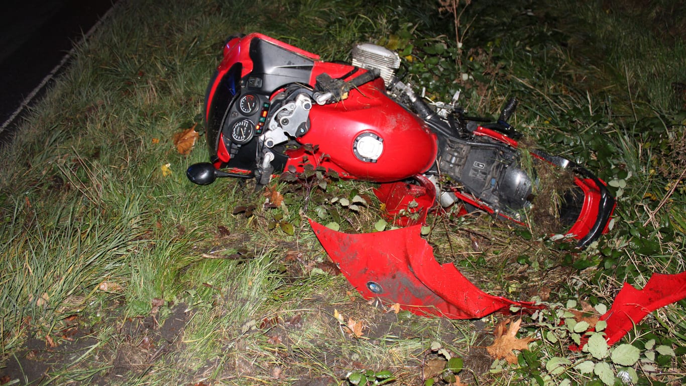 Bei einem Verkehrsunfall in Gelsenkirchen-Rotthausen wurde ein Motorradfahrer schwer verletzt. Das Foto zeigt das beschädigte Fahrzeug, welches vermutlich gestohlen wurde.