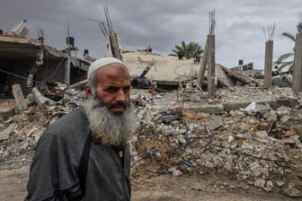 Ein alter Palästinenser steht vor einem zerstörten Haus in Khuzaa: Israels Präsident Netanjahu strebt eine "Umgestaltung" des Gazatreifens an.
