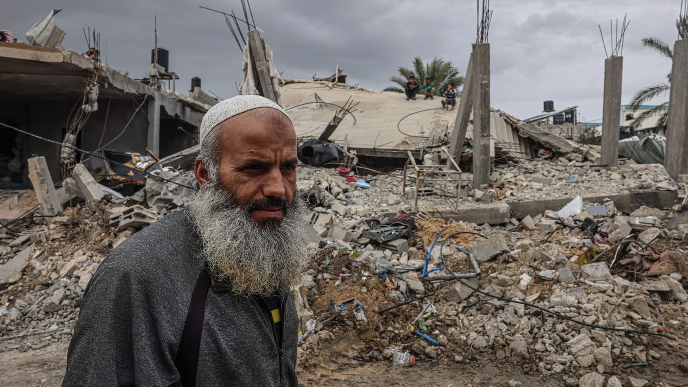 Ein alter Palästinenser steht vor einem zerstörten Haus in Khuzaa: Israels Präsident Netanjahu strebt eine "Umgestaltung" des Gazatreifens an.