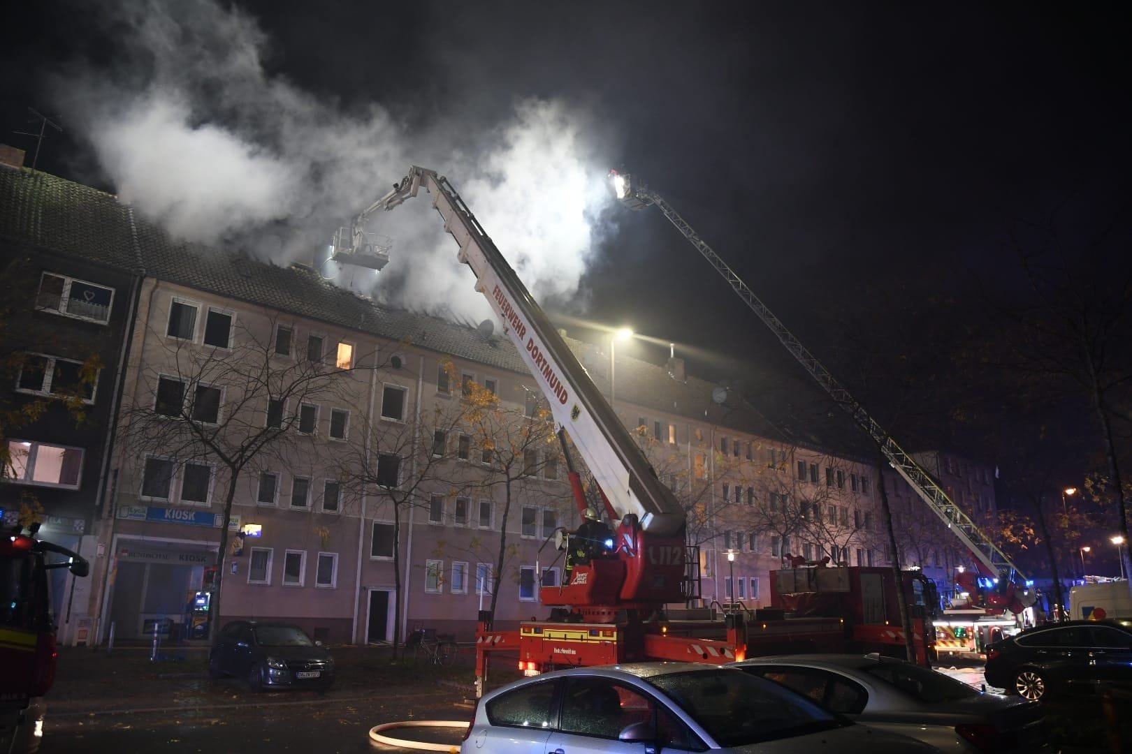 Feuer im Dachstuhl eines Mehrfamilienhauses in der Nordstadt Ende 2023 (Archivfoto): Die Häuser gehören dem bekannten Lotto-Millionär "Chico".