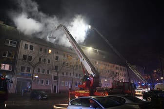 Feuer im Dachstuhl eines Mehrfamilienhauses in der Nordstadt: Die Feuerwehr bekämpfte ein Übergreifen auf das Nachbarhaus.