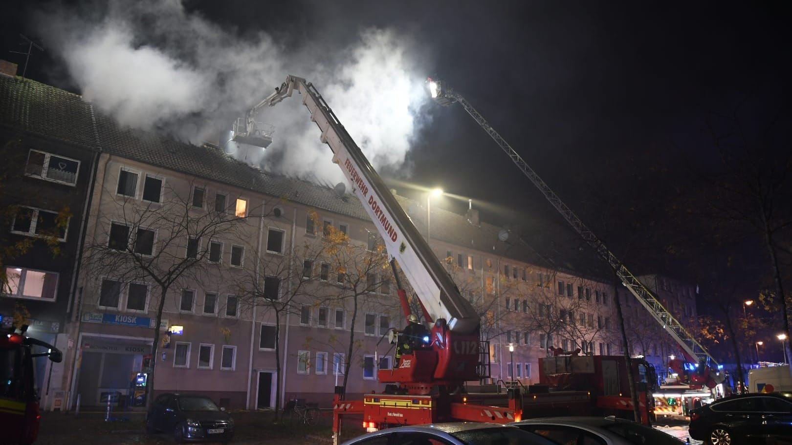 Feuer im Dachstuhl eines Mehrfamilienhauses in der Nordstadt Ende 2023 (Archivfoto): Die Häuser gehören dem bekannten Lotto-Millionär "Chico".