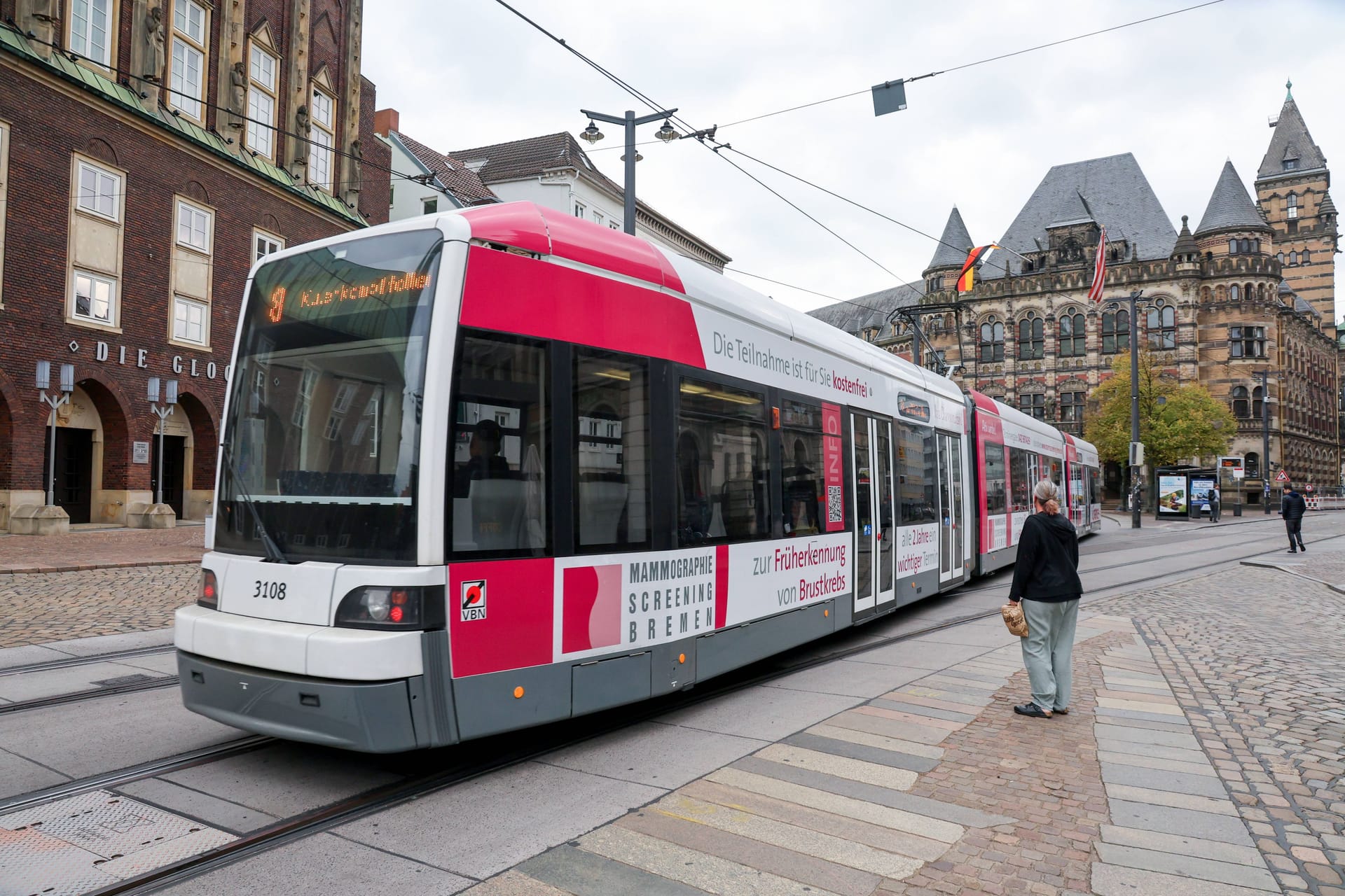 Eine Straßenbahn der Linie 8 fährt durch Bremen: Künftig geht es über die Landesgrenze hinaus.