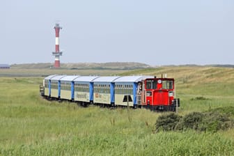 Die Inselbahn: Transportiert werden zumeist fröhliche Urlauber – und Insulaner, die aufs Festland müssen.