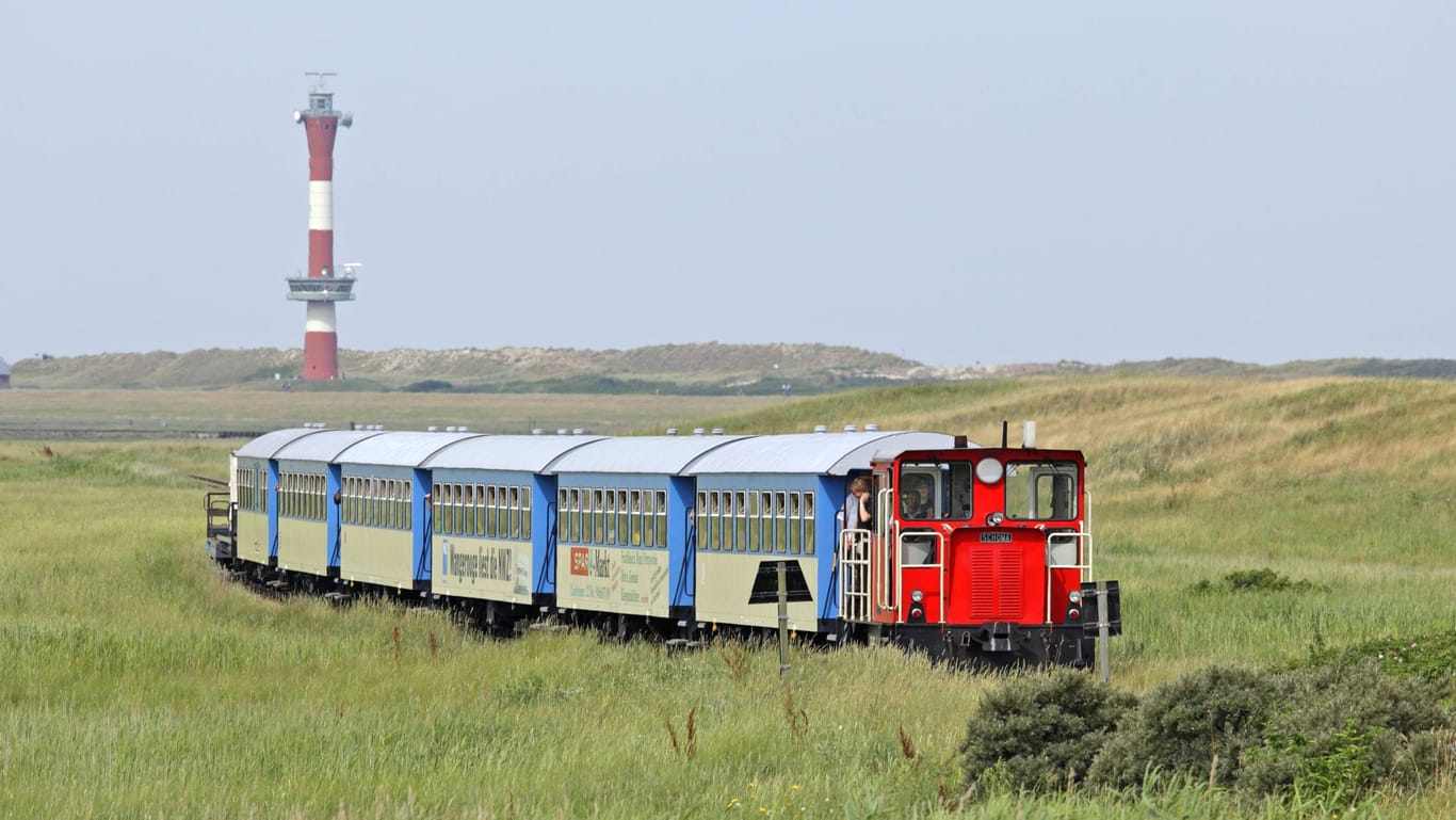 Die Inselbahn: Transportiert werden zumeist fröhliche Urlauber – und Insulaner, die aufs Festland müssen.
