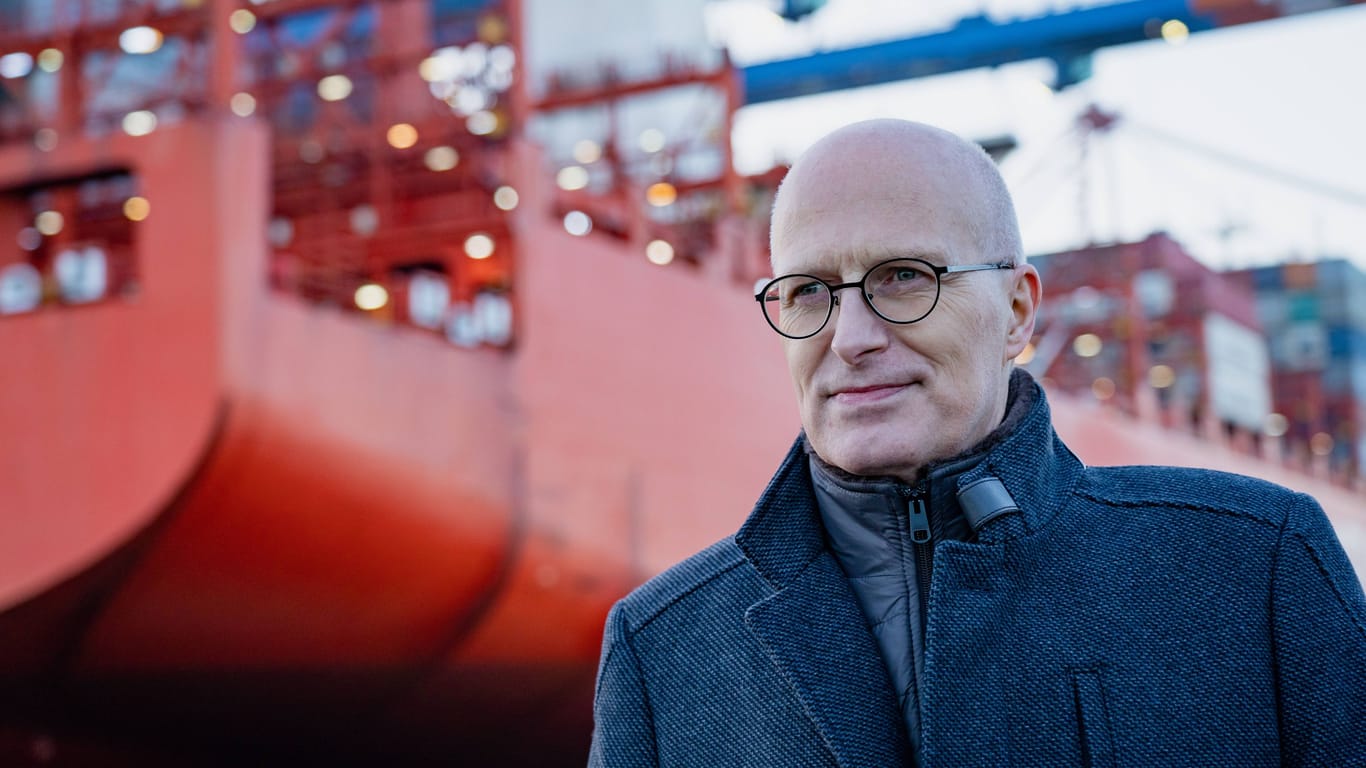 Hamburgs Erster Bürgermeister Peter Tschentscher steht vor einem Containerschiff (Archivbild): Die Pläne der rot-grünen Koalition sorgen für Frust unter den Hafenarbeitern.