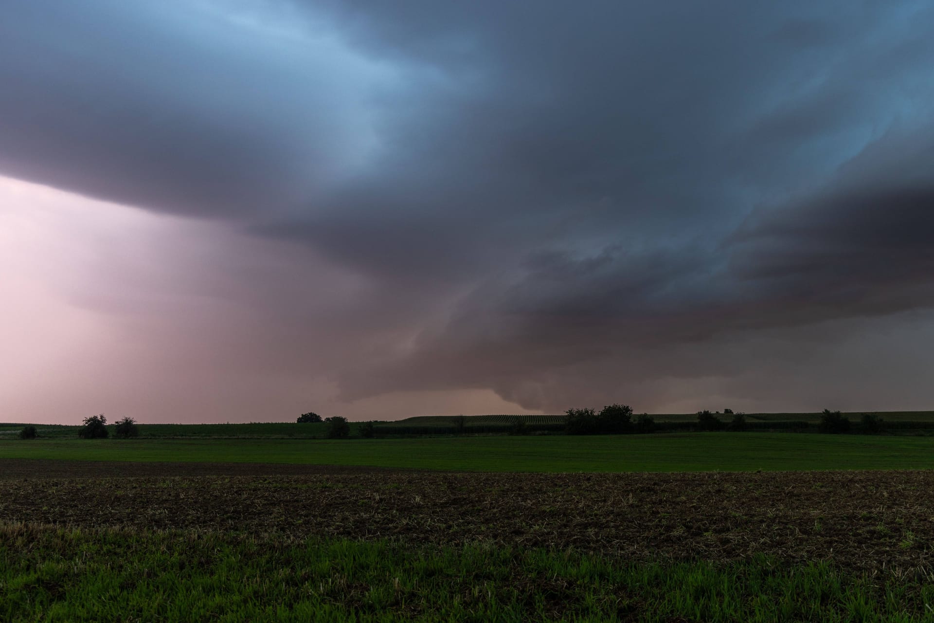 Unwetterfront in Deutschland (Symbolfoto): Die neue Woche wird nass in NRW.
