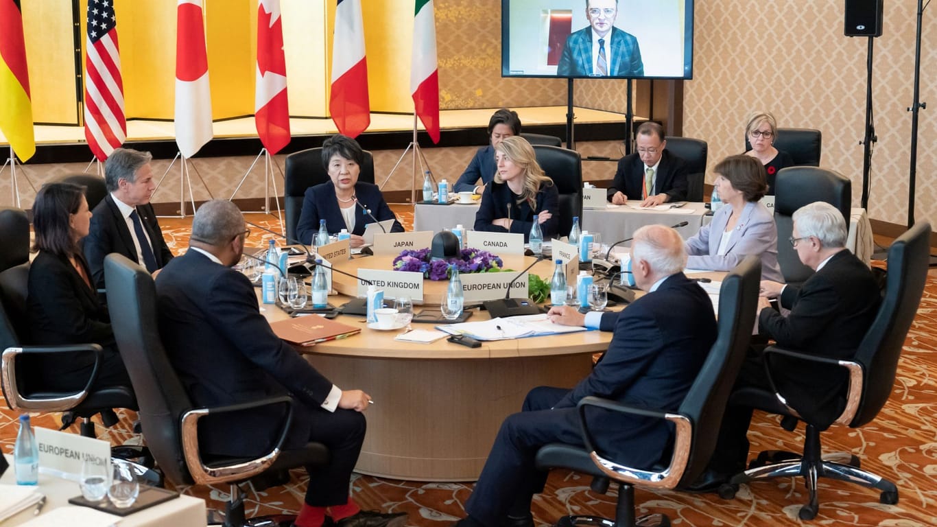 Tokio: Die Außenministerinnen und Außenminister der G7-Staaten sprechen bei einer Arbeitssitzung über die Ukraine. Auch der ukrainische Außenminister Dmytro Kuleba wird zugeschaltet.