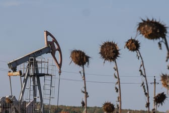 Ölförderanlage (Symbolbild): Der Nahost-Krieg schlägt sich nur moderat auf den Ölpreis nieder.