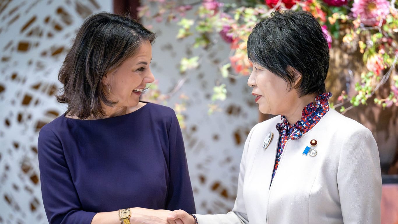Tokio: Annalena Baerbock wird von der japanischen Außenministerin Yoko Kamikawa am Iikura Gästehaus des japanischen Außenministeriums empfangen.