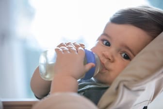 Baby mit Flasche: Mediziner raten davon ab, Kindern unter vier Jahren Fencheltee zu geben.