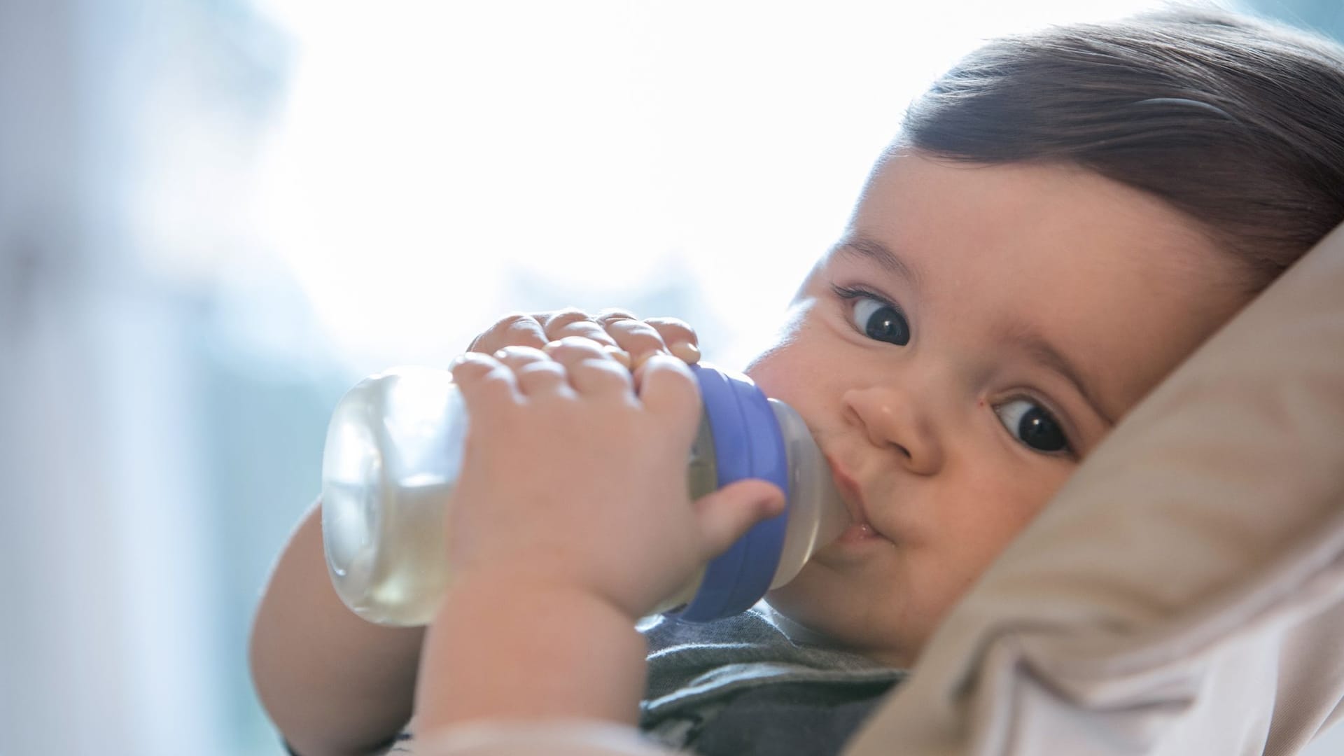 Baby mit Flasche: Mediziner raten davon ab, Kindern unter vier Jahren Fencheltee zu geben.