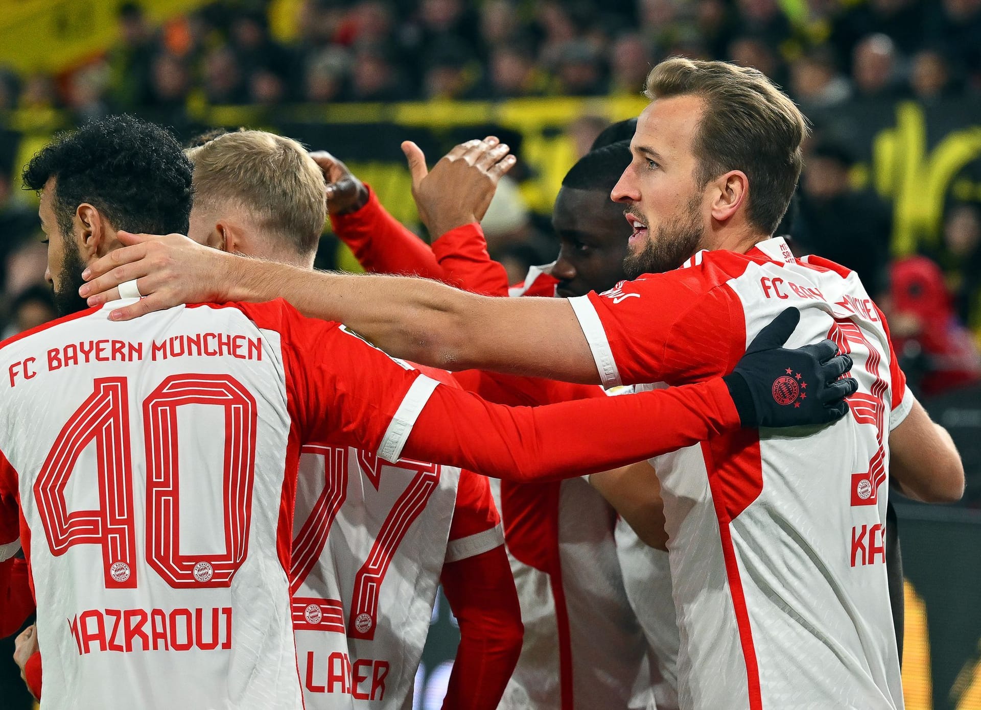 Der FC Bayern gewinnt das mit Spannung erwartete Topspiel in Dortmund souverän mit 4:0. Leroy Sané und Harry Kane präsentieren sich dabei einmal mehr in Galaform, andere Bayern-Profis können nicht ganz so überzeugen. Die Einzelkritik.