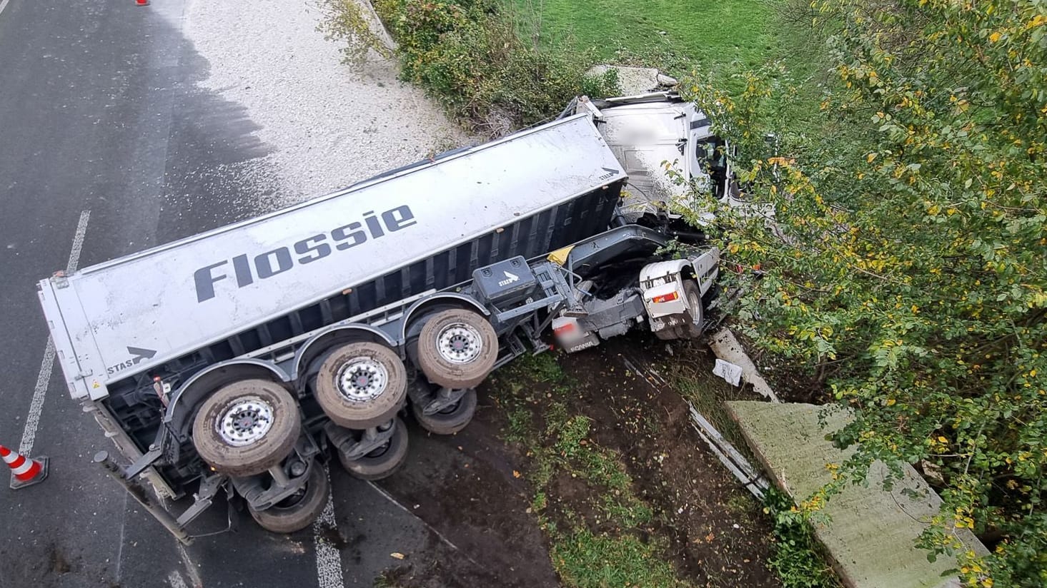 Der LKW durchbrach eine Lärmschutzwand und kippte auf die Seite: Am Vormittag war die Ladung großflächig auf der Fahrbahn verteilt. Der LKW durchbrach eine Lärmschutzwand und kippte auf die Seite: Am Vormittag war die Ladung großflächig auf der Fahrbahn verteilt.