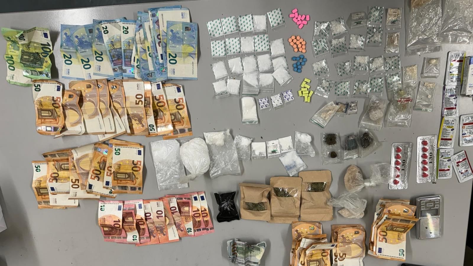 Berlin: Die Polizei fand bei einem Mann am Kottbusser Tor Bargeld und Drogen. Berlin: Die Polizei fand bei einem Mann am Kottbusser Tor Bargeld und Drogen.