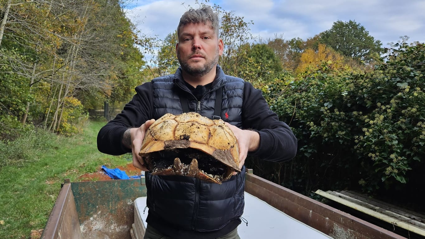 Tierschützer Stefan Klippstein mit dem Schildkröten-Kadaver: Das Tier wurde in einem Müllsack entsorgt.
