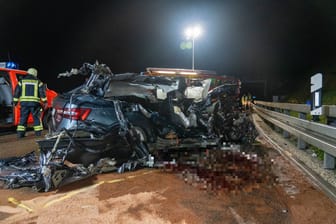 Unfallstelle an der A8: Die Person auf dem Beifahrersitz des Skodas war sofort tot.
