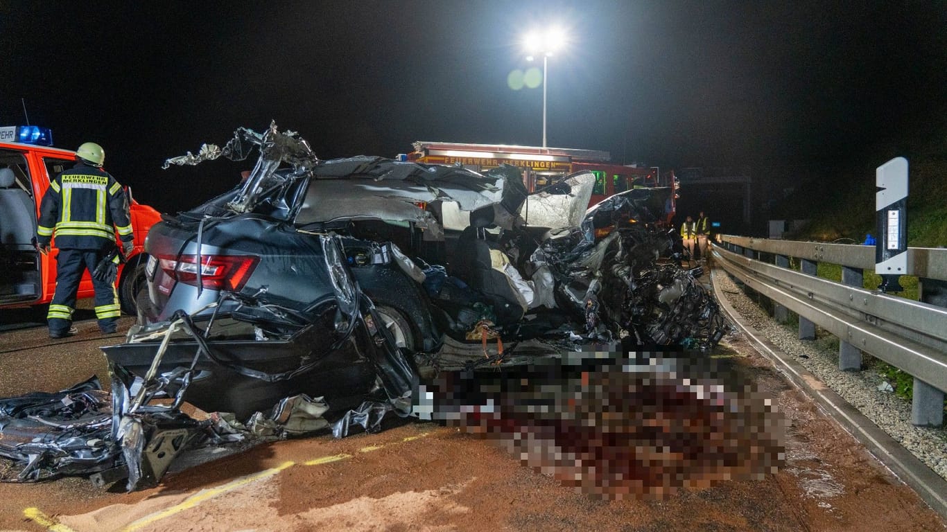 Unfallstelle an der A8: Die Person auf dem Beifahrersitz des Skodas war sofort tot.