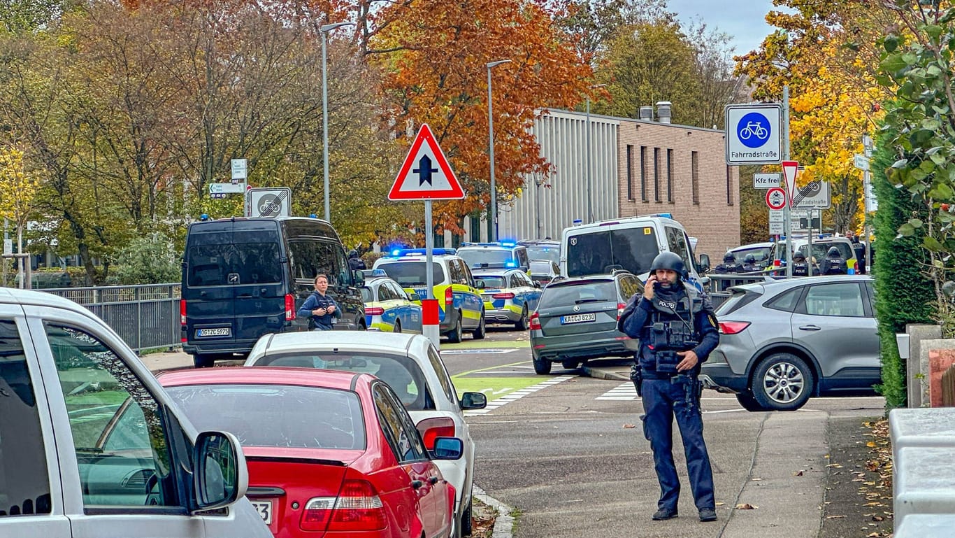 Schwer bewaffnete Spezialeinheiten der Polizei waren bei dem Einsatz an der Offenburger Schule beteiligt.