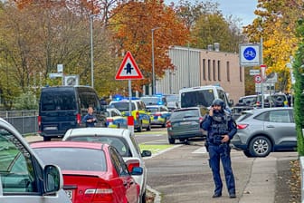 Schwer bewaffnete Spezialeinheiten der Polizei waren bei dem Einsatz an der Offenburger Schule beteiligt.