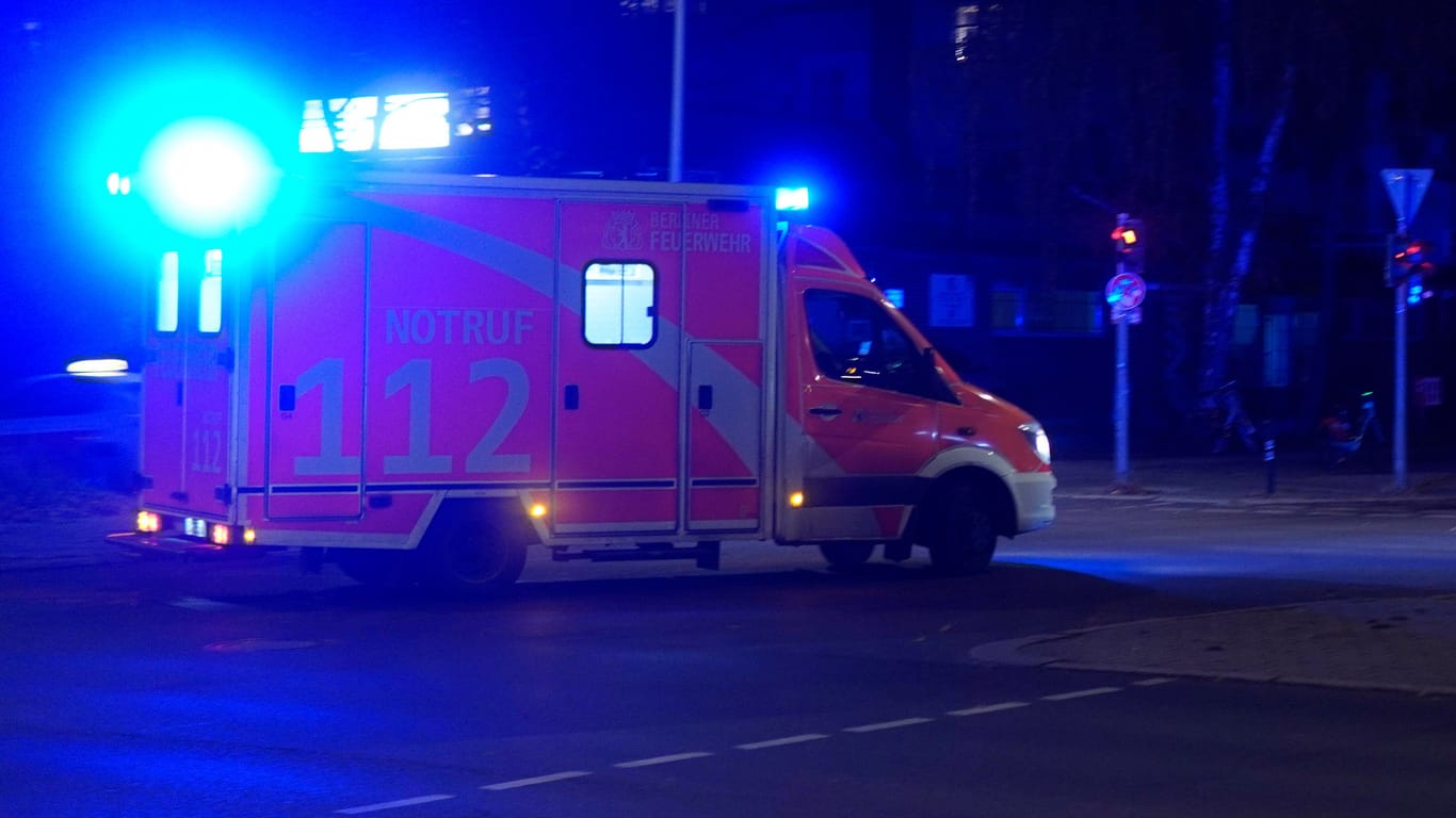 Rettungswagen in Berlin (Symbolfoto): In Berlin soll eine Frau bei einem Fenstersturz schwer verletzt worden sein.