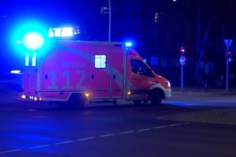 Rettungswagen in Berlin (Symbolfoto): In Berlin soll eine Frau bei einem Fenstersturz schwer verletzt worden sein.