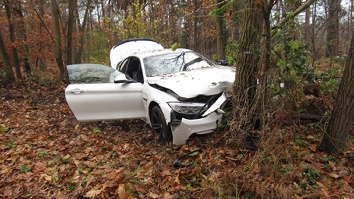 Der PS-starke Sportwagen kollidierte frontal mit einem Baum.