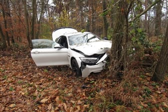 Der PS-starke Sportwagen kollidierte frontal mit einem Baum.