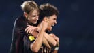 Max Moerstedt (l.) gratuliert Noah Darvich: Am Samstag geht's für die DFB-Auswahl um den Gruppensieg.