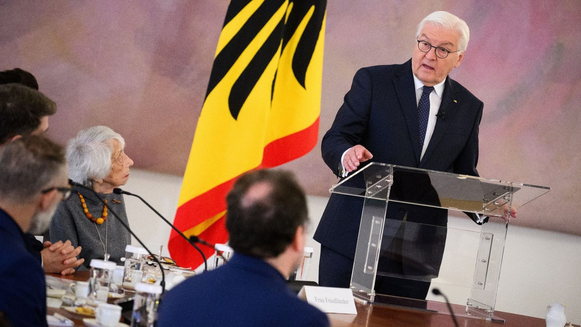 Runder Tisch zur Lage in Nahost im Schloss Bellevue Runder Tisch zur Lage in Nahost im Schloss Bellevue