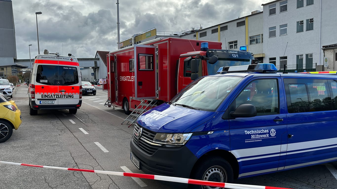 Einsatzkräfte auf dem Gelände der Bifi-Fabrik in Ansbach: Hier wurden acht Mitarbeiter bei einem Ammoniakaustritt verletzt.