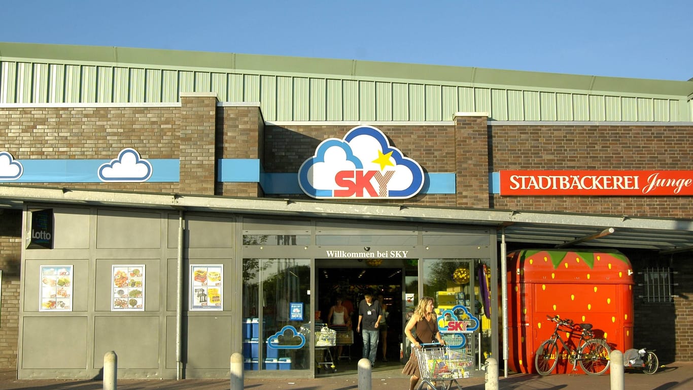 Sky-Supermarkt in Lübeck 2006: Seit einigen Jahren sind die Filialen von Rewe übernommen worden.