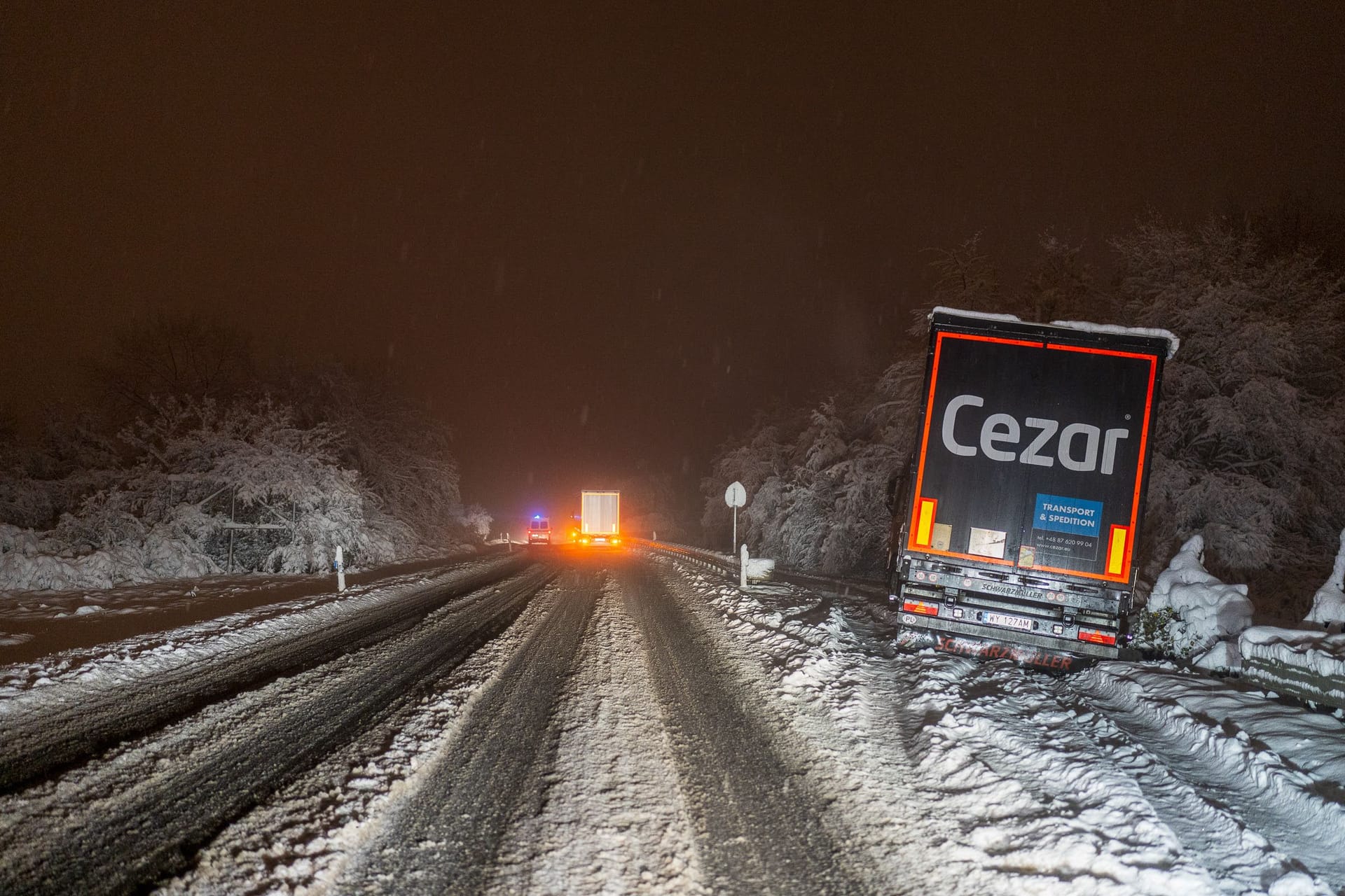 Durch massiven Schneefall am Montag kam es rund um Wiesbaden zum Verkehrschaos. Autos blieben im Graben liegen, LKWs kamen nicht von der Stelle.