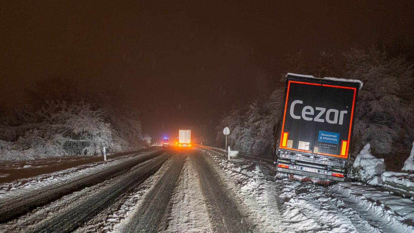 Durch massiven Schneefall am Montag kam es rund um Wiesbaden zum Verkehrschaos. Autos blieben im Graben liegen, LKWs kamen nicht von der Stelle.