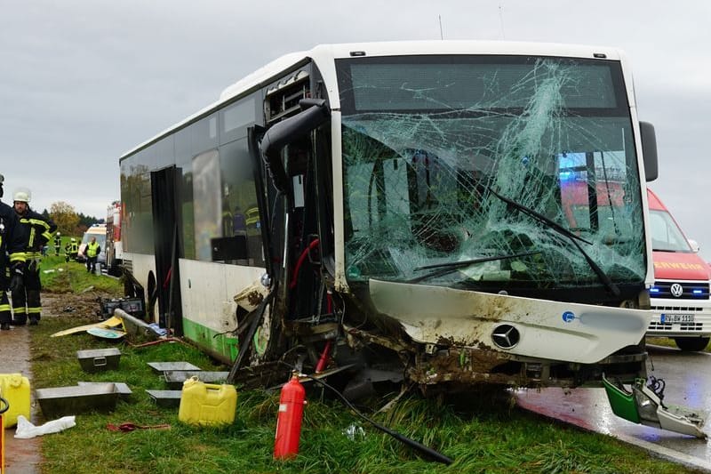 Ein schwer beschädigter Schulbus: Mindestens 19 Menschen wurden bei dem Unfall verletzt.