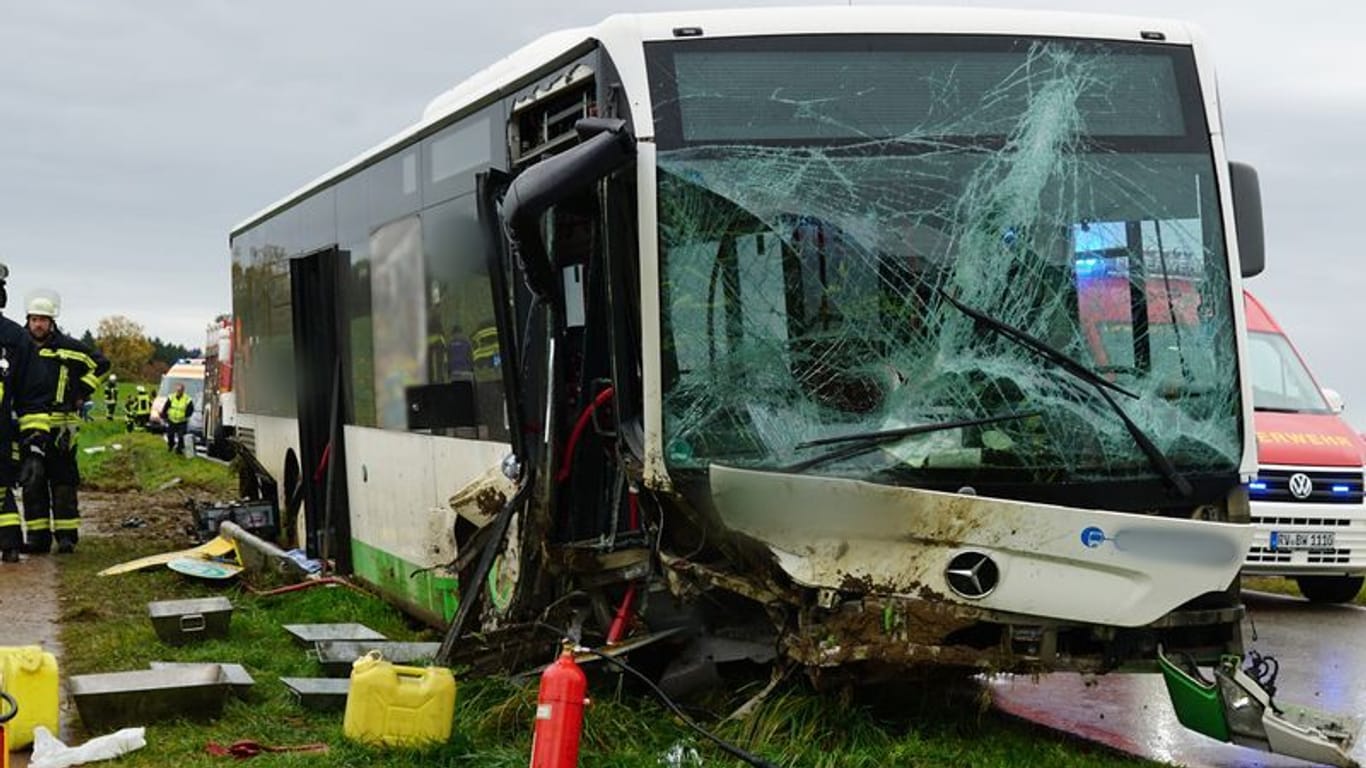 Ein schwer beschädigter Schulbus: Mindestens 19 Menschen wurden bei dem Unfall verletzt.