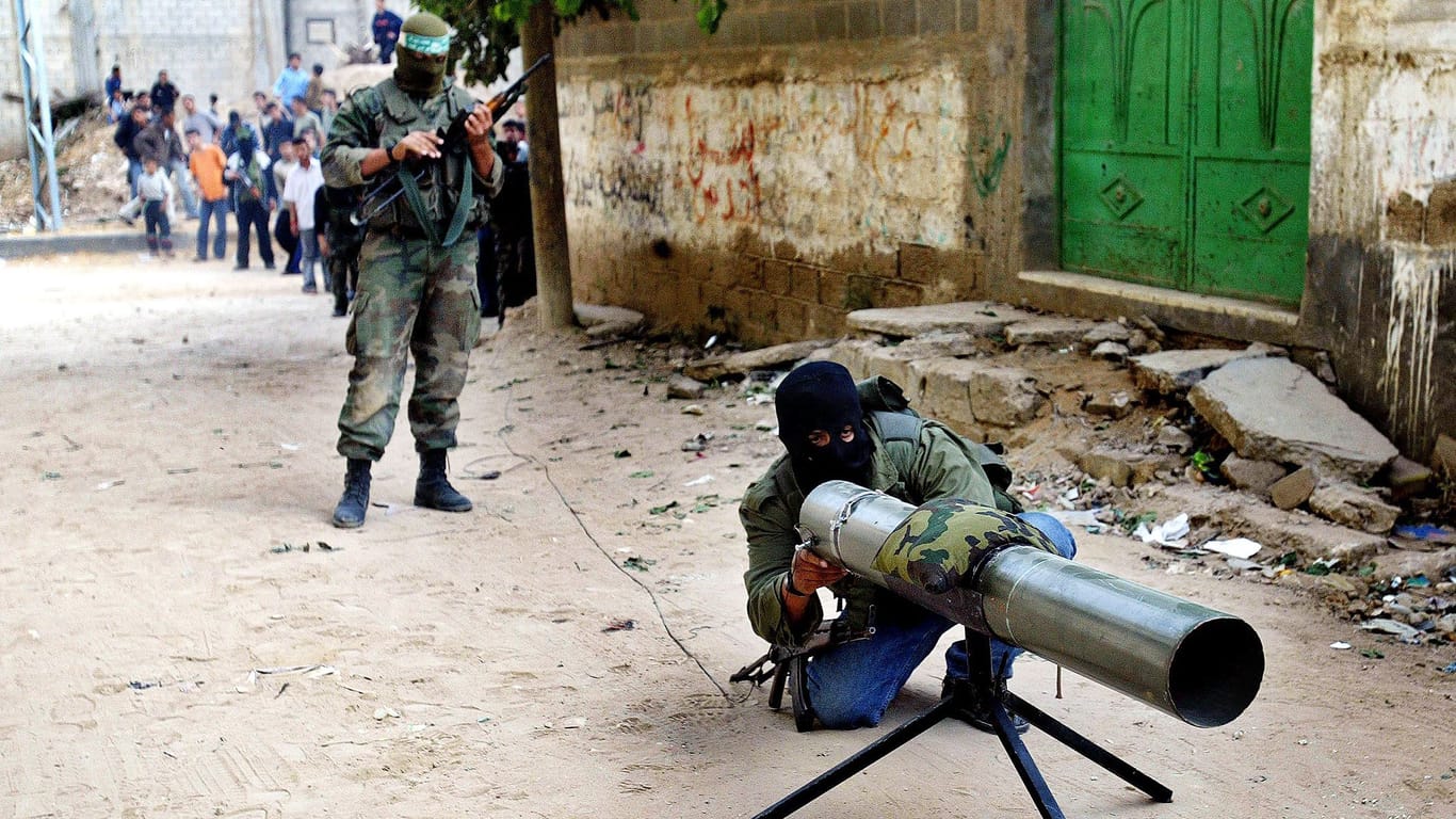 Terroristen der Hamas mit einem selbstgebauten Raketenwerfer (Archivbild): Der Chefentwickler solcher Waffensysteme soll laut israelischen Aussagen getötet worden sein.