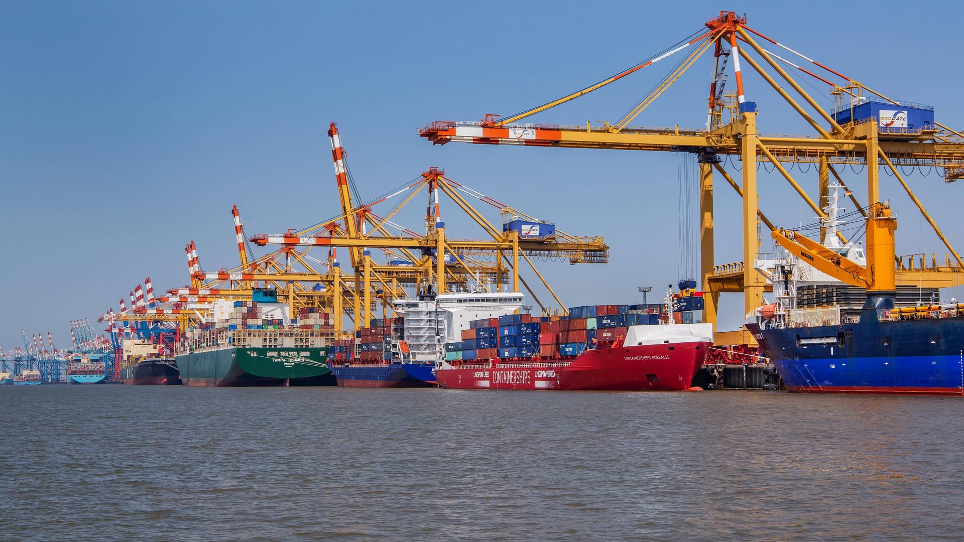 Containerschiffe am Containerterminal in Bremerhaven (Symbolbild): Die Feuerwehr ist im Einsatz. Containerschiffe am Containerterminal in Bremerhaven (Symbolbild): Die Feuerwehr ist im Einsatz.