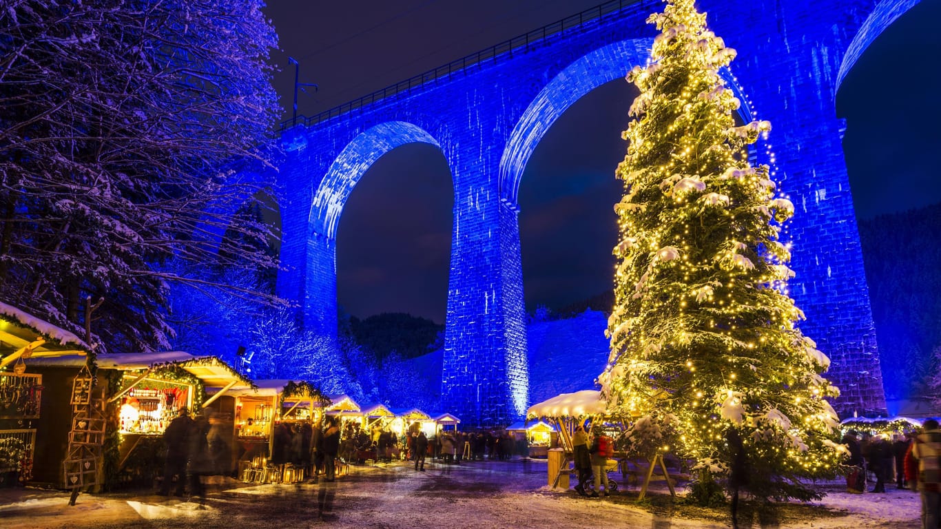 Weihnachtsmarkt unter einem Eisenbahn-Viadukt: Der Markt in der Ravennaschlucht ist festlich illuminiert.