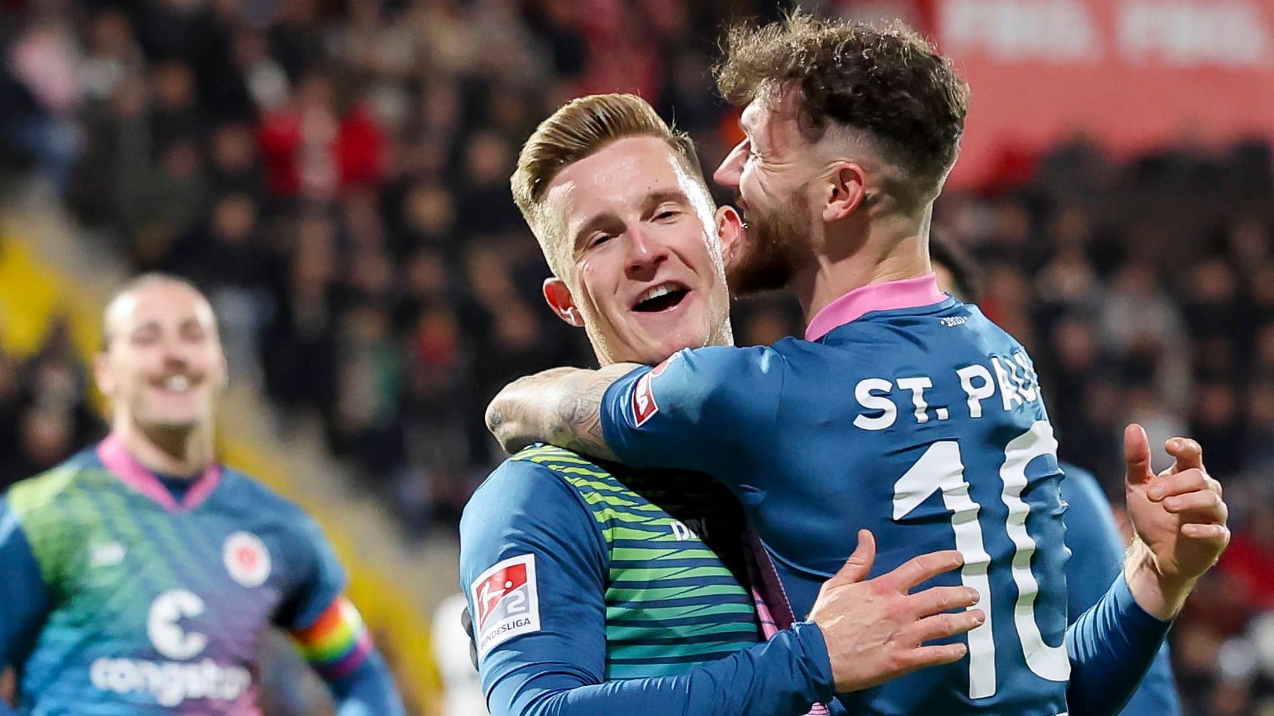 Auch die SV Elversberg konnte Johannes Eggestein (m.) und den FC St. Pauli nicht stoppen.