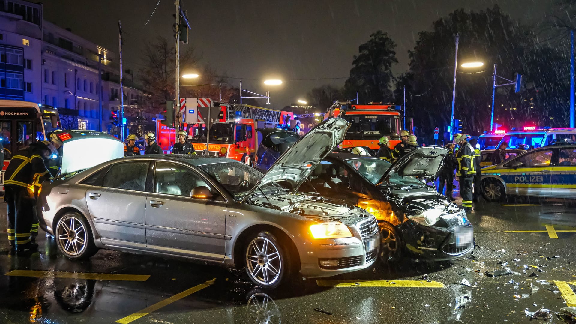 Zwei der drei beteiligten Autos: Wie es zu dem Unfall kommen konnte, ist noch unklar. Zwei der drei beteiligten Autos: Wie es zu dem Unfall kommen konnte, ist noch unklar.