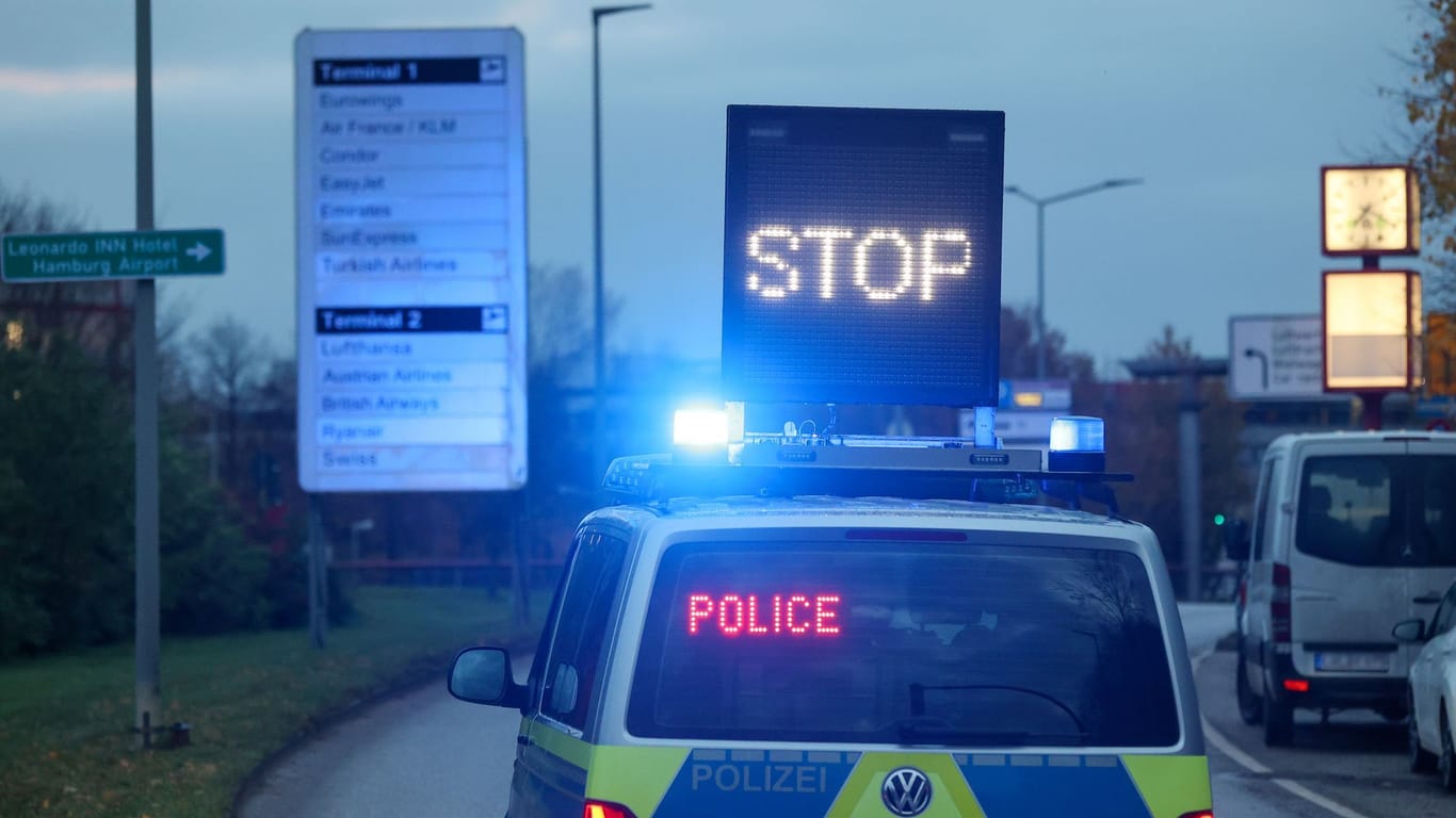 Die Polizei sperrt Zufahrt zum Hamburger Flughafen: Tausende Reisende sind betroffen.