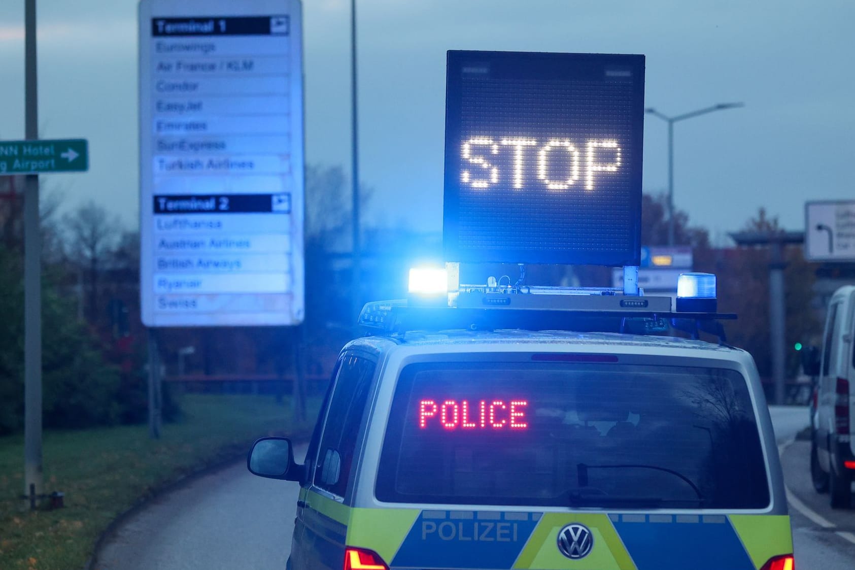 Die Polizei sperrt Zufahrt zum Hamburger Flughafen: Tausende Reisende sind betroffen.