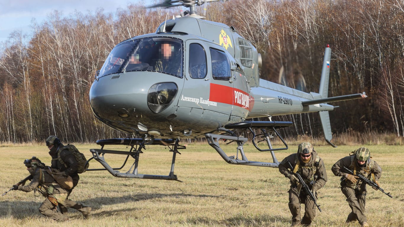 Russische Fallschirmjäger mit Helikopter (Archiv): Weil die ukrainische Luftabwehr für die Verteidigung der Städte eingesetzt wird, hat Russland noch viele Hubschrauber im Arsenal – und zum Verkauf.