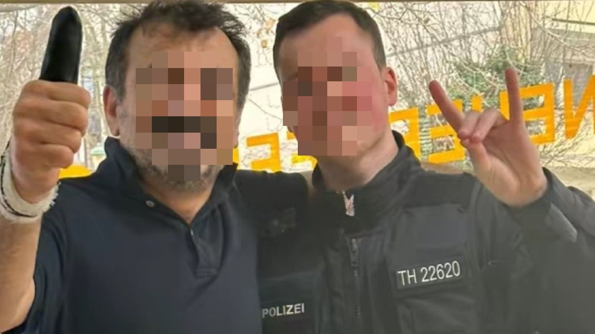 Der Beamte im Döner-Laden: Das gezeigte Zeichen ist ein Erkennungsgruß türkischer Ultranationalisten.