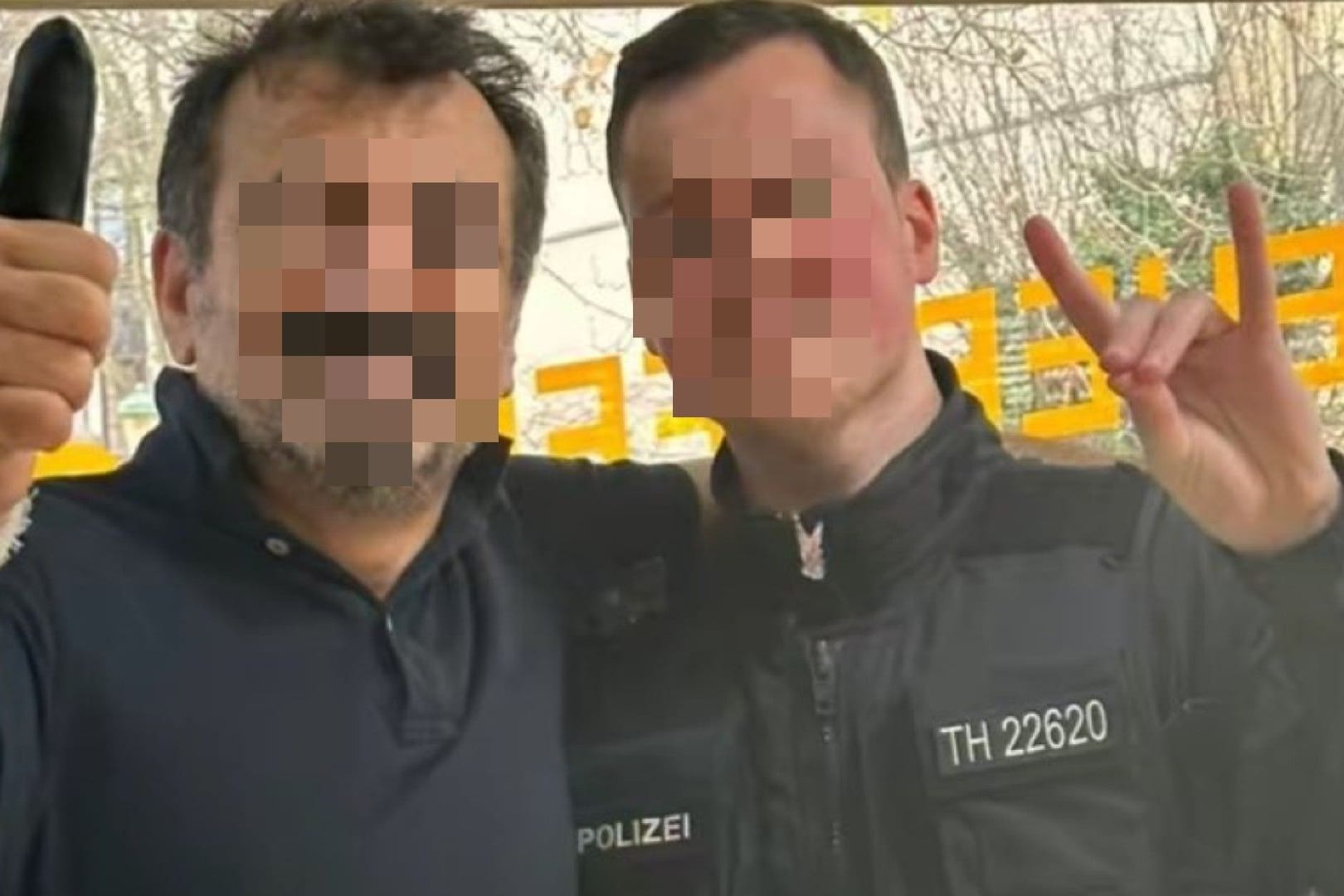 Der Beamte im Döner-Laden: Das gezeigte Zeichen ist ein Erkennungsgruß türkischer Ultranationalisten.