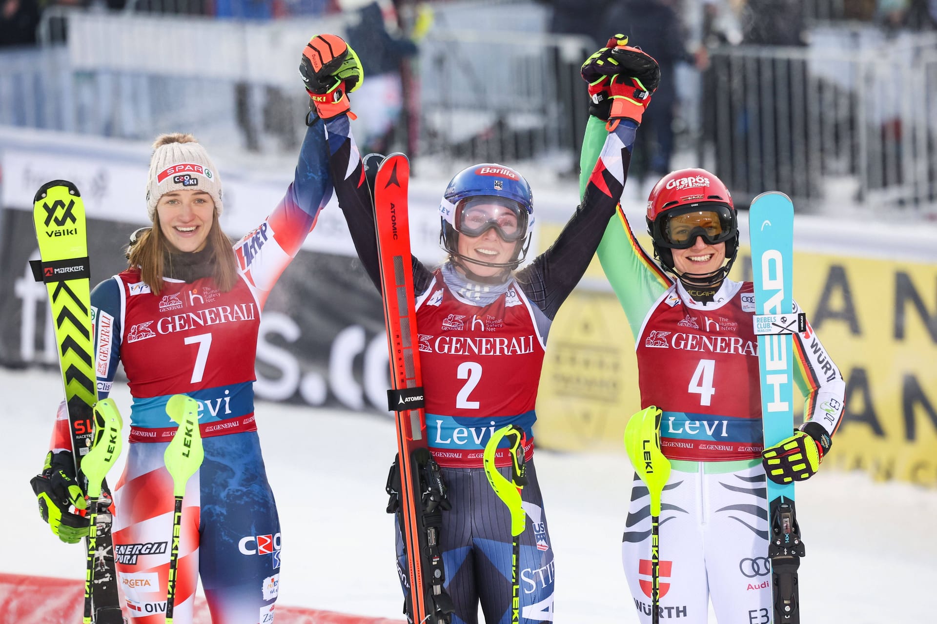 Freude auf dem Post: Shiffrin (Mitte) konnte vor Popović (l.) und Dürr siegen.