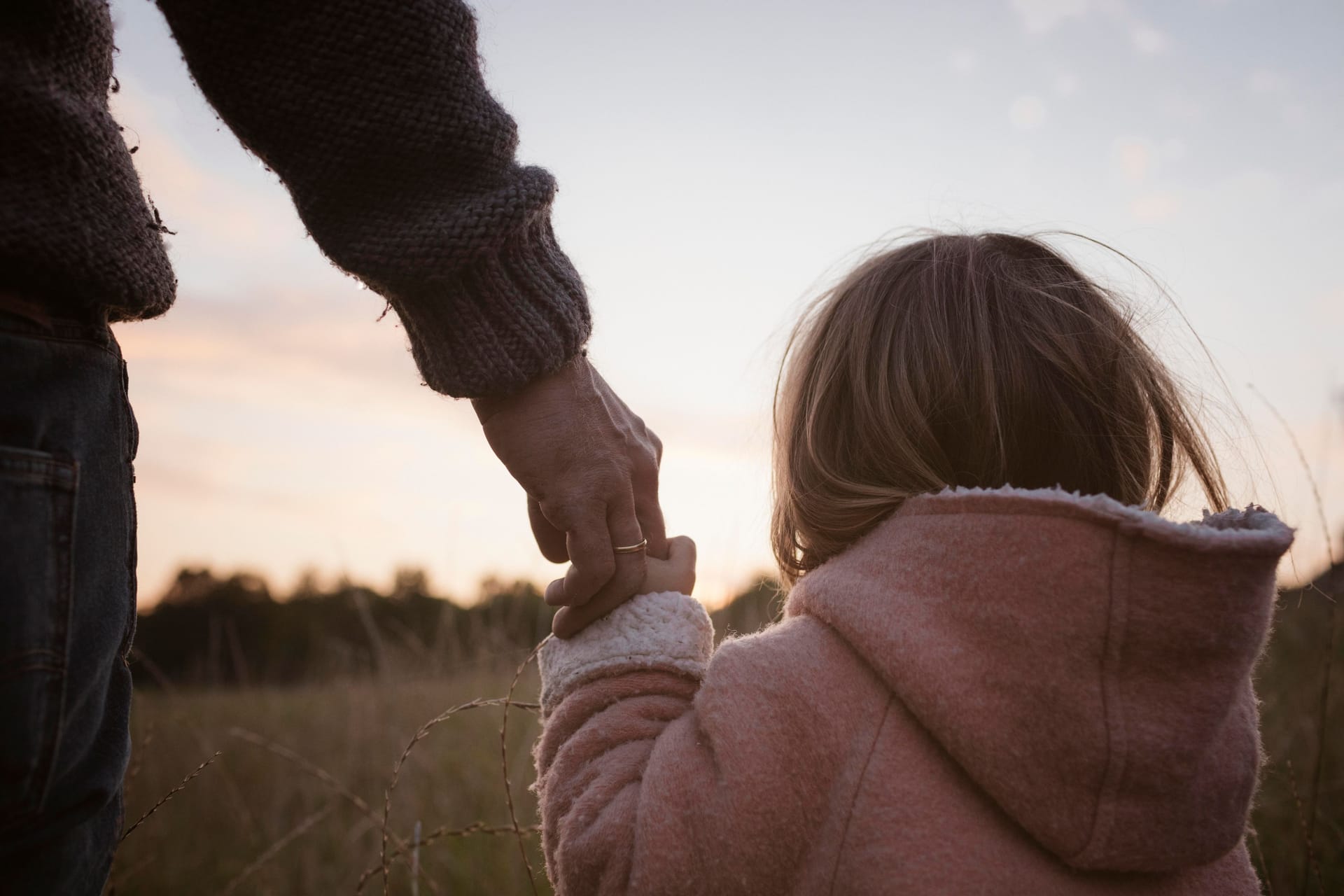 Kleines Mädchen an der Hand (Symbolbild): Bei einem Streit ums Sorgerecht leiden vor allem die Kinder.